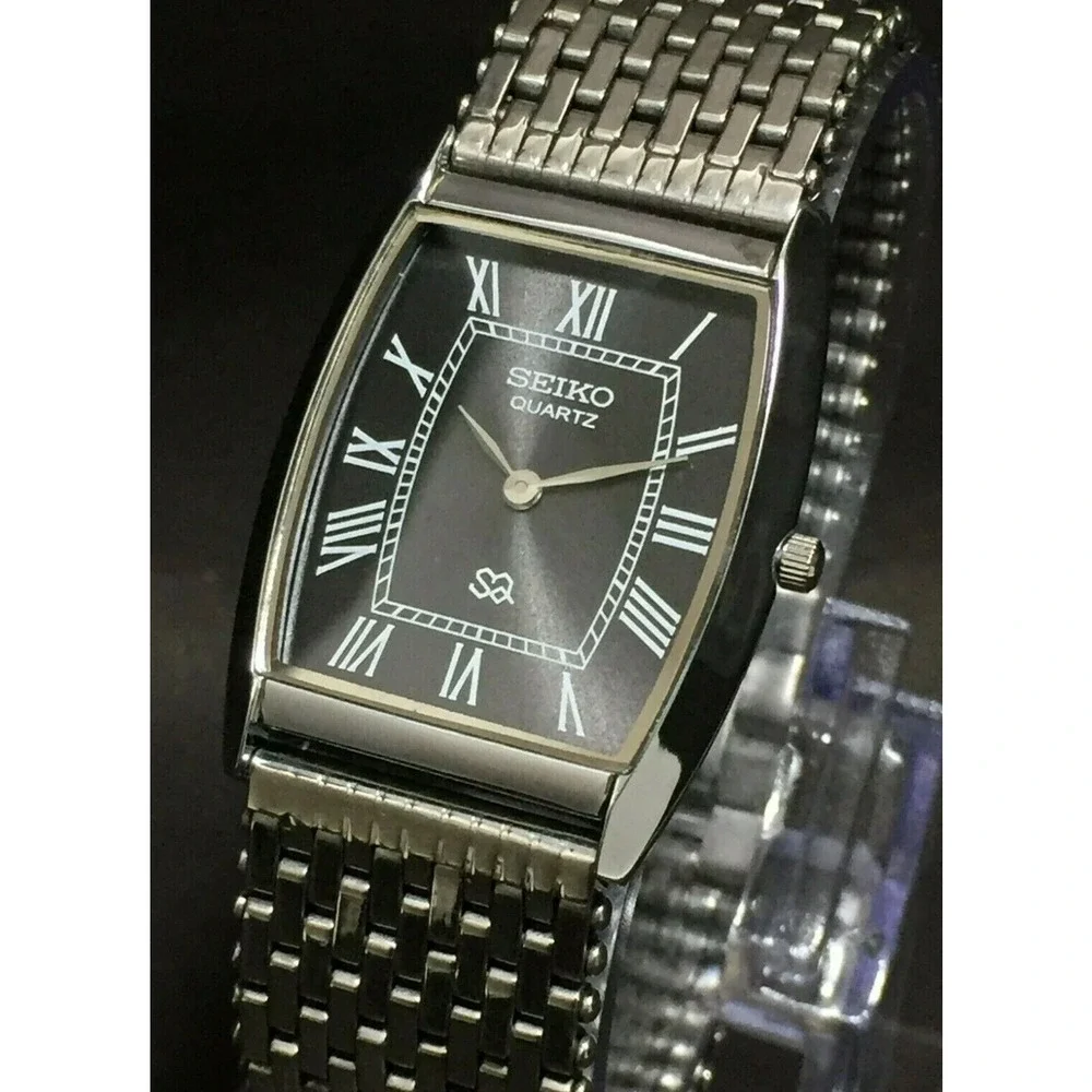 Vintage Style Seiko Quartz Mens Silver Watch & Black accents W/ Metal Strap